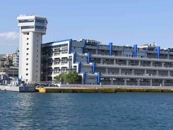 Το υπουργείο Ναυτιλίας εγκαταλείπει τη στάση αναμονής και περνά στην ευθεία εφαρμογή του νόμου με σαφή πολιτικά μηνύματα προς τα συνδικάτα