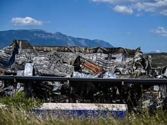 Τουλάχιστον δύο άτομα έβαλαν τη φωτιά στο εργοστάσιο "Γιαννίτση" στη Λαμία με τα σάπια σχολικά γεύματα