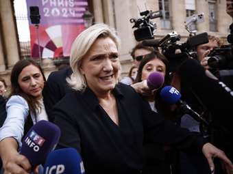 Η Λεπέν στα βήματα του Τραμπ: Από την καταδίκη στη θυματοποίηση