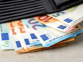 Η έλλειψη εργαζομένων ανεβάζει τους μισθούς