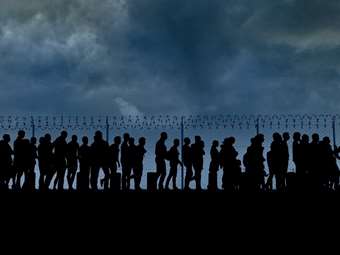 Πώς οι κεντρώοι σε ΗΠΑ - Ευρώπη πλήρωσαν ακριβά το μεταναστευτικό