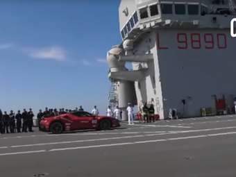 Δείτε τη Ferrari SF90 να κάνει ρεκόρ ταχύτητας πάνω σε αεροπλανοφόρο