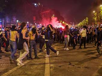 Γαλλία: Δυο νεκροί και ολονύχτιες οδομαχίες μεταξύ οπαδών και αστυνομίας μετά τη νίκη της Παρί Σεν Ζερμέν