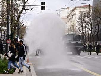 Επεισόδια στo Σύνταγμα μετά την πορεία για τα Τέμπη: Πέταξαν μολότοφ στο προαύλιο της Βουλής
