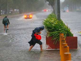 Ο τυφώνας Καλμάγκι πλημμυρίζει τις κεντρικές Φιλιππίνες - Τουλάχιστον 2 νεκροί