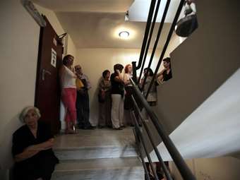 Ποιοι δημόσιοι υπάλληλοι παραμένουν στην υπηρεσία και μετά τη συνταξιοδότηση - Τι ισχύει για όλες τις κατηγορίες