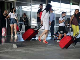 ΕΤΕ: Οι υποδομές θα κρίνουν τον τουρισμό στα νησιά - Επενδυτικές ανάγκες 35 δισ. ευρώ σε βάθος 10ετίας - Τι μας διδάσκουν οι Βαλεαρίδες και οι Αζόρες