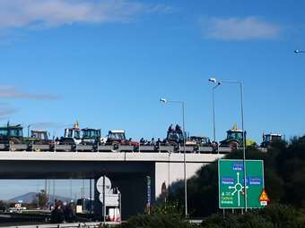 Εντάσεις, οργή κι επεισόδια στην πρεμιέρα των αγροτικών μπλόκων: Κομμένη η Ελλάδα στα δύο - Χημικά, προσαγωγές και 3 τραυματίες στο νοσοκομείο