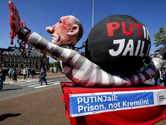 Χάγη: Δεκάδες διαδηλωτές ζήτησαν την παραπομπή του Πούτιν στο Διεθνές Ποινικό Δικαστήριο