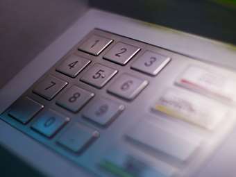 Όλα για τις αλλαγές στις χρεώσεις στα ATM - Ποιες καταργούνται - Εντός Αυγούστου η εφαρμογή του μέτρου