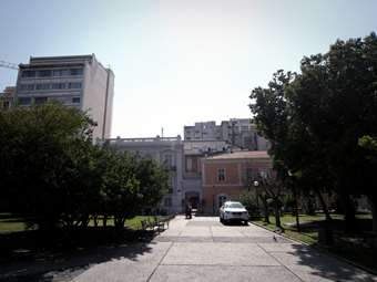 Ποιοι βολιδοσκοπούν για ξενοδοχείο το ακίνητο του ΕΦΚΑ στην πλατεία Κλαυθμώνος