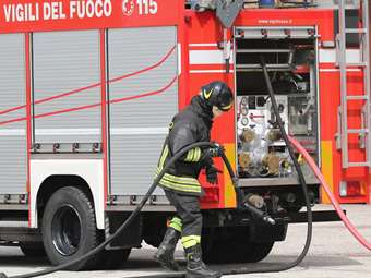 Πυρκαγιά στην Σαρδηνία - Απομακρύνθηκαν με ταχύπλοα οι λουόμενοι