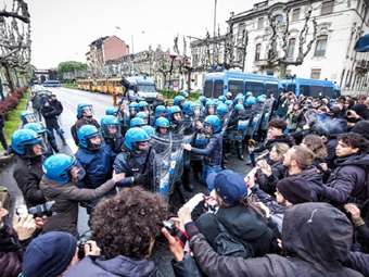 Ιταλία: Συμπλοκές αστυνομικών με φοιτητές που διαδήλωναν υπέρ της Παλαιστίνης στο Τορίνο