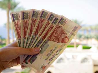 "Βουτιά" 5% της αιγυπτιακής λίρας έναντι του δολαρίου