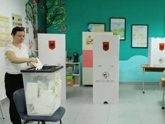 Εκλογές στην Αλβανία: Έκλεισαν οι κάλπες στο "ντέρμπι" Ράμα - Μπερίσα