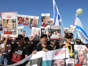 Η Χαμάς δημοσίευσε βίντεο με δύο Ισραηλινούς ομήρους ζωντανούς στη Γάζα