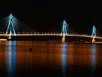 Φωταγωγήθηκε η γέφυρα Ρίου-Αντιρρίου για την Ημέρα της Ευρώπης