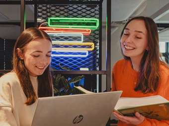 Η HP ανακοινώνει το πρόγραμμα Digital Equity Accelerator 2025 για την προώθηση της παγκόσμιας ψηφιακής ένταξης