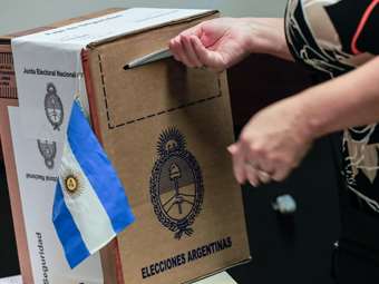 Αργεντινή: Στις κάλπες προσέρχονται για τον β' γύρο των προεδρικών εκλογών οι πολίτες της χώρας