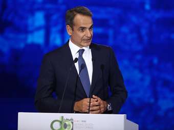 Στον δρόμο προς τη ΔΕΘ: "Ζόρια" εντός και εκτός συνόρων για την κυβέρνηση