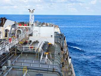 Bloomberg: Ο σκιώδης στόλος πετρελαιοφόρων της Ρωσίας γίνεται πρόβλημα όλων των άλλων