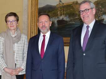 Εύσημα από τη Φρανκφούρτη για τράπεζες και οικονομία