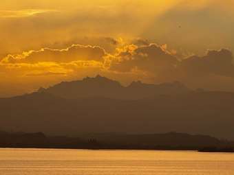 Ο ουρανός της Ελβετίας καλυμμένος από "πέπλο" άμμου από τη Σαχάρα