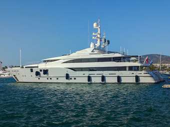 Στον ανακριτή τα 13 μέλη του πληρώματος της θαλαμηγού για την πυρκαγιά στην Ύδρα