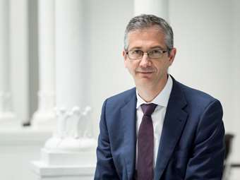 Ντε Κος: Η ΕΚΤ χρειάζεται να δει περισσότερα στοιχεία πριν τις περικοπές