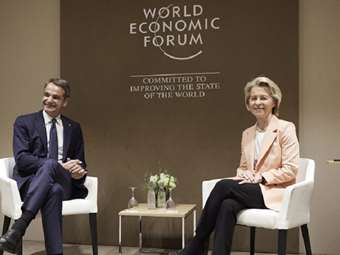 Συνάντηση της Ούρσουλα φον ντερ Λάιεν με τον Κυριάκο Μητσοτάκη στο Νταβός