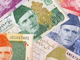 Σε ιστορικό χαμηλό η ρουπία Πακιστάν έναντι του δολαρίου, μετά τη σύλληψη του Ιμράν Χαν