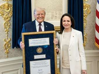 Ο Τραμπ παρέλαβε το Νόμπελ Ειρήνης από τη Ματσάδο - "Τι υπέροχη χειρονομία αμοιβαίου σεβασμού"