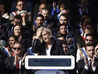 Η καταδίκη της Λεπέν προκαλεί κρίση ταυτότητας στο κόμμα της