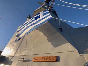 Η φρεγάτα "Κίμων" εν πλω προς τον ναύσταθμο Σαλαμίνας