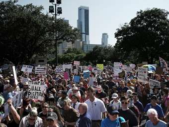 ΗΠΑ: Πέντε εκατομμύρια Αμερικανοί με το σύνθημα No Kings διαδήλωσαν κατά του Τραμπ σε 2.100 πόλεις