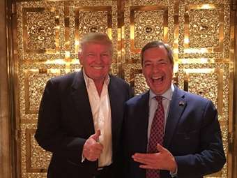 Ο Τραμπ, "αγκαλιά" με τον Φάρατζ στην Αϊόβα, κάλεσε σε μαζική υπερψήφισή του στις εσωκομματικές των Ρεπουμπλικανών