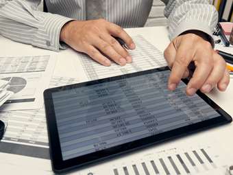 Περισσότερες επιχειρήσεις θα υποβάλλουν ΦΠΑ με τον μήνα - Τι αλλάζει από 1η Οκτωβρίου