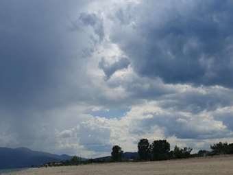 Επιδείνωση του καιρού με ισχυρές βροχές και καταιγίδες σε κεντρική και βόρεια Ελλάδα
