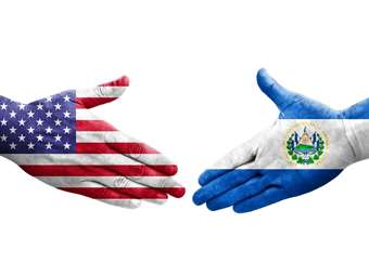 Τραμπ: Ανοιχτό το ενδεχόμενο μεταγωγής Αμερικανών κρατουμένων στο Ελ Σαλβαδόρ