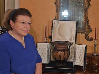 Ιταλία: Στην υπουργό Πολιτισμού παρέδωσε αρχαίο αγγείο, εγγονός Ιταλού πρώην πρωθυπουργού