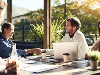 Πώς η τεχνολογία χτίζει σταθερές σχέσεις εμπιστοσύνης για τις επιχειρήσεις