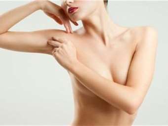 Αθ. Εξαδάκτυλος: Οι γυναίκες με ενθέματα έχουν 20% λιγότερες πιθανότητες να παρουσιάσουν καρκίνο μαστού