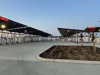 Το μεγαλύτερο πάρκο φόρτισης της Tesla δεν είναι συνδεδεμένο στο δίκτυο ρεύματος