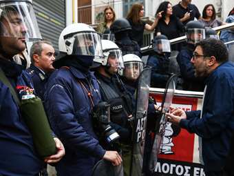Ένταση έξω από τη Διεύθυνση Πρωτοβάθμιας Εκπαίδευσης στο Μεταξουργείο