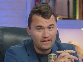 Τσάρλι Κερκ: Ο "εισαγόμενος μάρτυρας" που απειλεί την ευρωπαϊκή πολιτική