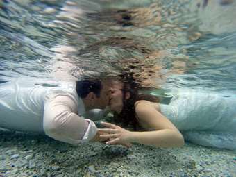 Οι καταρράκτες της Βόρειας Ελλάδας πρωταγωνιστούν στα γαμήλια άλμπουμ – Viral οι πόζες με νύφες και γαμπρούς