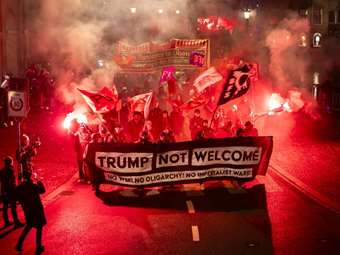 Στη σκιά του Τραμπ ξεκινά το Παγκόσμιο Οικονομικό Φόρουμ στο Νταβός - Διαδηλώνουν οι Ελβετοί: "Δεν είναι ευπρόσδεκτος"