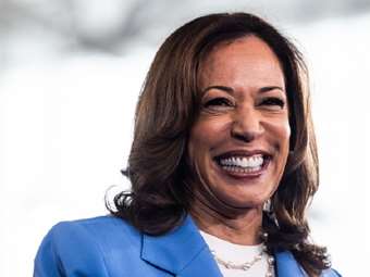 ΗΠΑ: Η αντιπρόεδρος Κάμαλα Χάρις απορρίπτει τα σχόλια της κυβερνήτριας του Άρκανσο για τα παιδιά