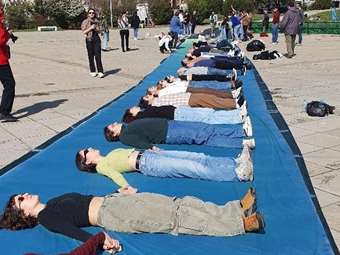 Θεσσαλονίκη: Αποτύπωση των 57 θυμάτων των Τεμπών σε πανό 102 μέτρων με την τεχνική της κυανοτυπίας