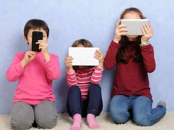 Κινητό σε παιδιά κάτω των 12 ετών: Έλλειψη ύπνου, κατάθλιψη, παχυσαρκία και πολλά ακόμη προβλήματα υγείας δείχνει μελέτη